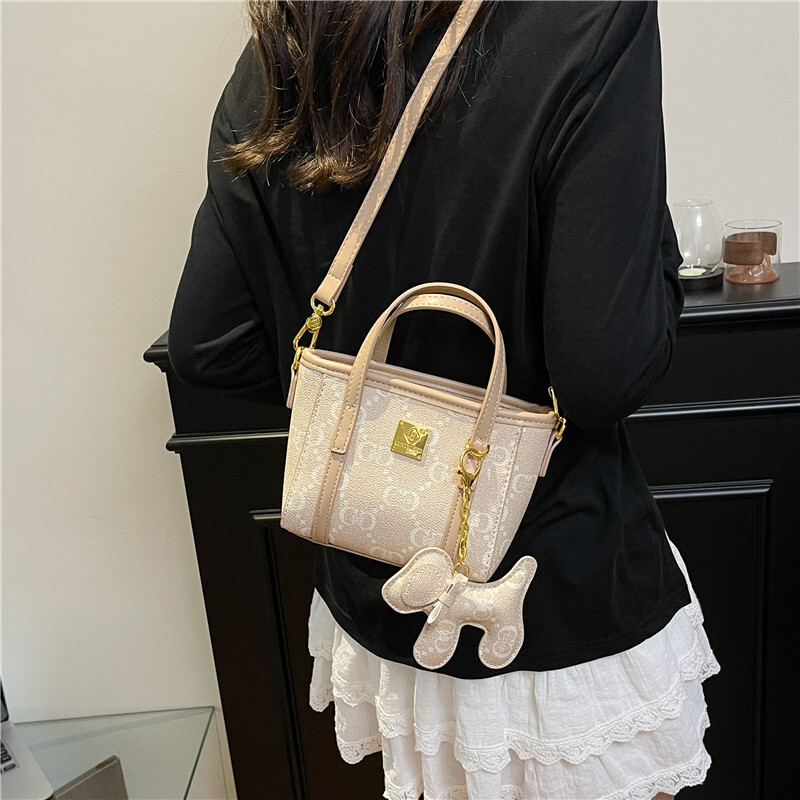 2025 New Women's Designer Fashion Basket Bag Women's Handbag High End Sense Single Shoulder Crossbody Bag Design High End Banquet Dress Bag 