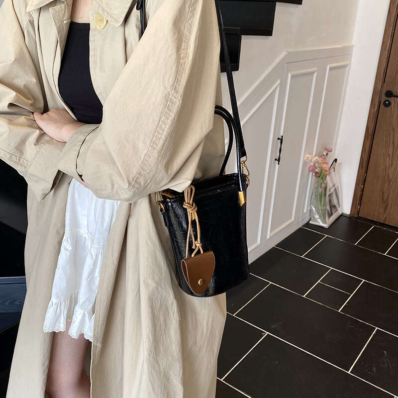 2025 New Niche Handbag High-Quality Texture Bucket for Women Simple Shoulder Casual Crossbody Bag