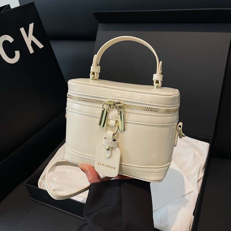 Casual Handheld Minimalist Box for Women 2025 Spring New Niche Fashion Versatile Small Square Trendy Shoulder Bag