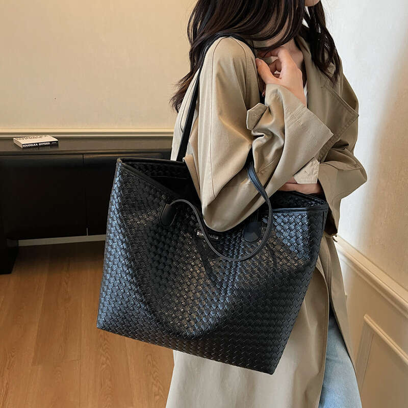 Handbag for Women 2025 Autumn New Versatile Large Capacity Tote Casual Underarm Commuter Shoulder Bag