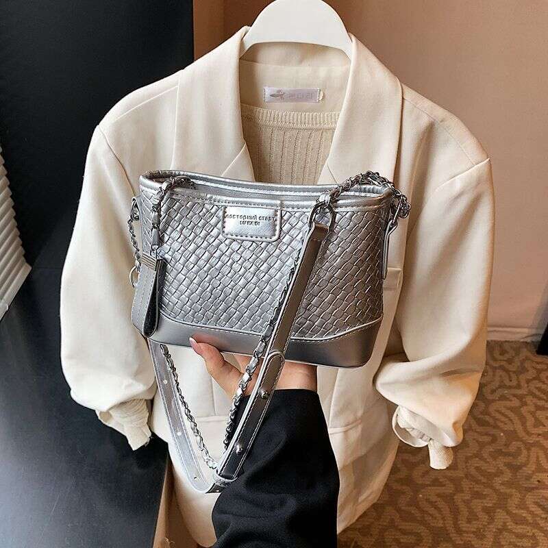 Quilted Chain 2025 For Women New Fashionable Versatile High-end Bucket Commuter Shoulder Crossbody Bag Light