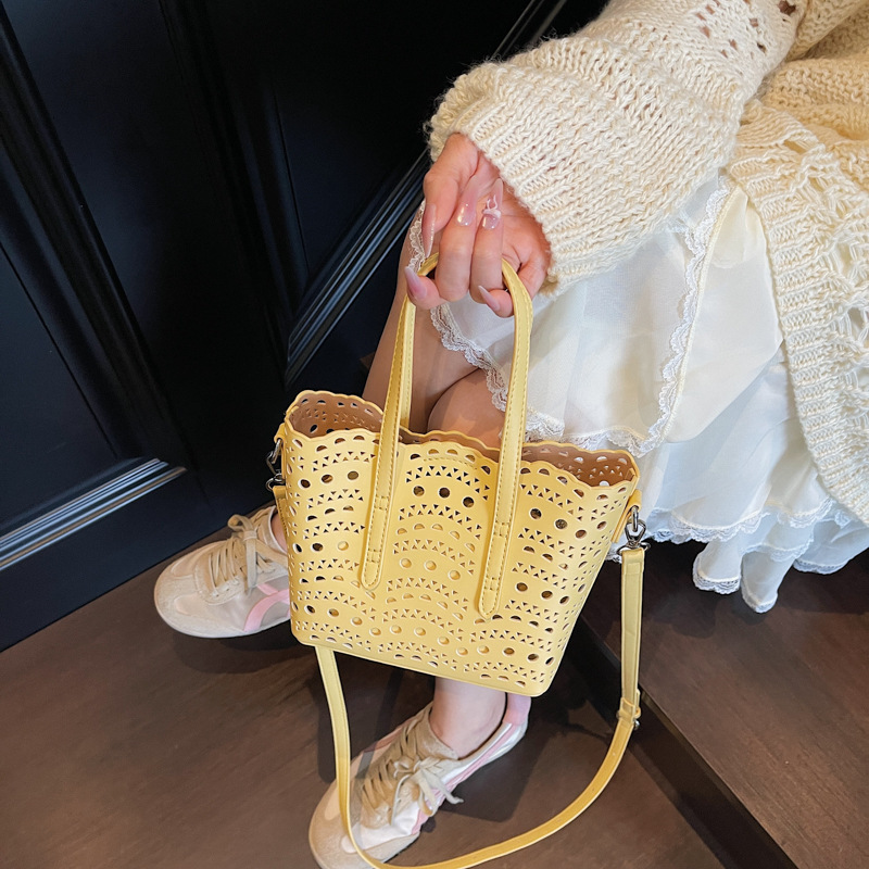 New 2025 Women's Designer Handbag, Free Shipping, High End Wave Hollow Flower Basket Bag Women's Shoulder Width Diagonal Small Bag Outdoor V