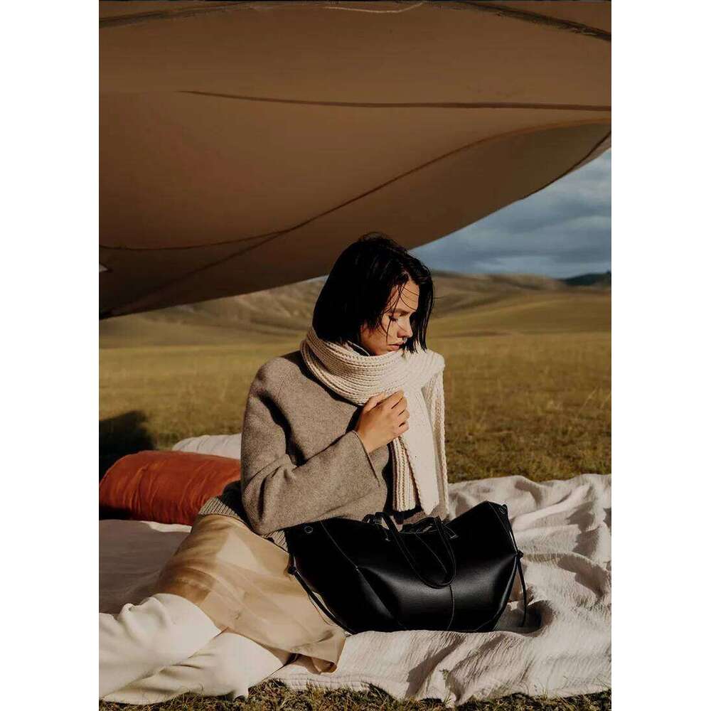 French fashion wing shopping shoulder set with makeup bag included