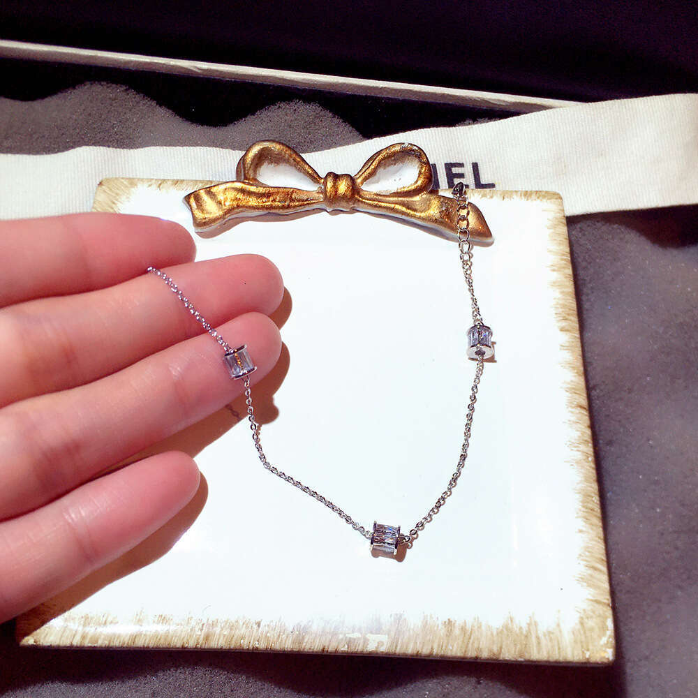 New Fashion Korean and Japanese Style Trendy Zircon Inlaid Circle Elegant Bracelet Jewelry for Women S00309