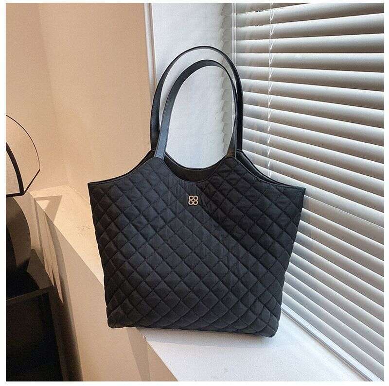 2023 New High Capacity One Shoulder Underarm Trendy and Simple Lingge Embroidery Thread Casual Handheld Women's Bag