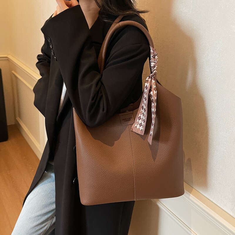 Underarm fashionable shoulder bag, mother and child bag with scarf decoration, high-quality synthetic leather, very suitable for fashionable women