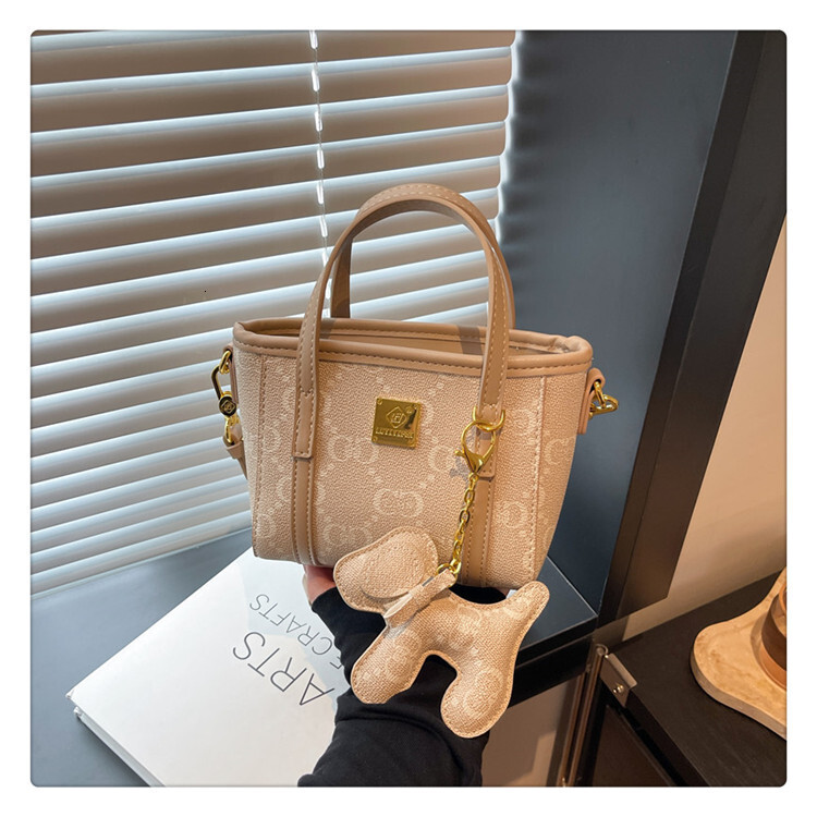 2025 New Women's Designer Fashion Basket Bag Women's Handbag High End Sense Single Shoulder Crossbody Bag Design High End Banquet Dress Bag 