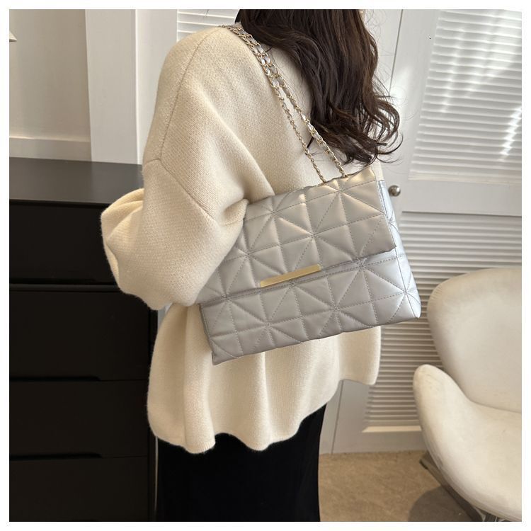 2025 new designer single shoulder crossbody bag with fashionable texture and quilted chain bag