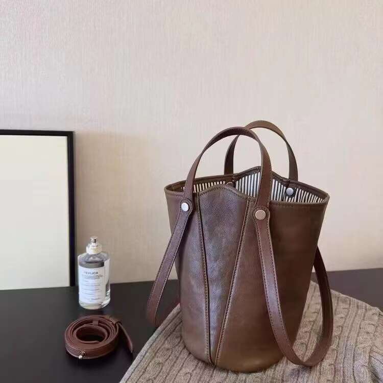 High-End Bucket for Women 2025 Autumn Winter New Large Capacity Underarm Versatile Tote Commuter Bag