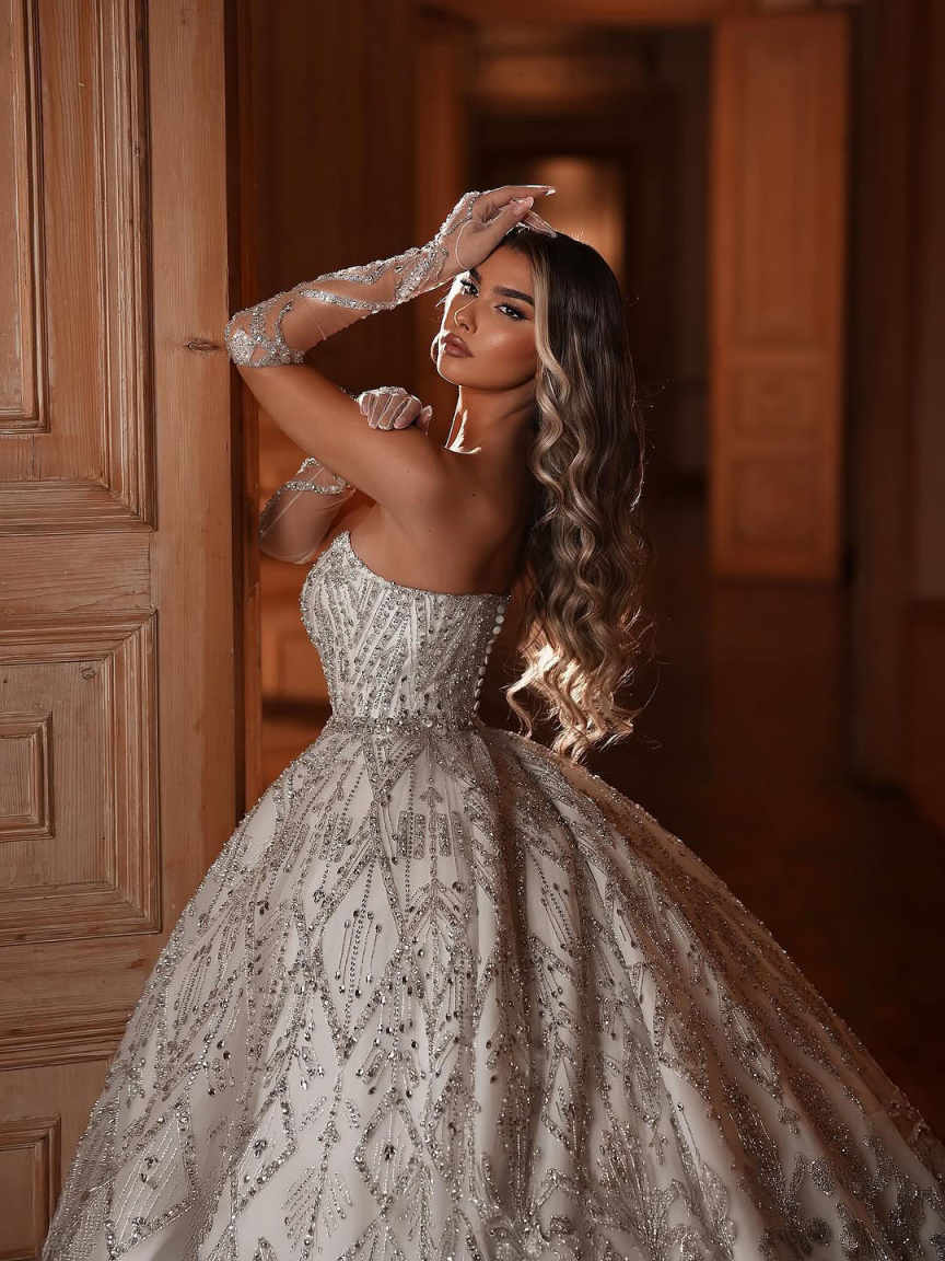 Exquisite Strapless Beading Wedding Dress Ball Gown Elegant Crystal Sleeveless Bridal Dress Customized Buttons vestidos de novia