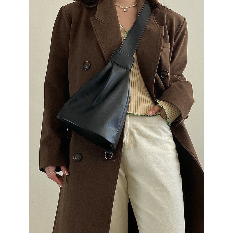 Chic Unisex Sling Bag Durable Design Meets Modern Style