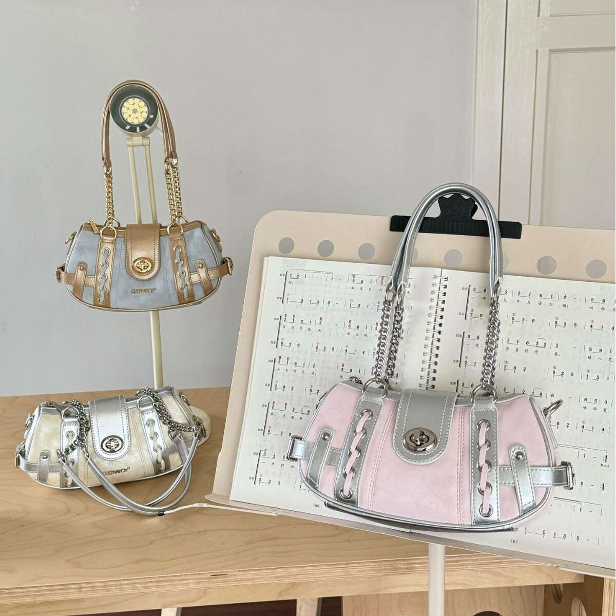 2025 New Women's Designer Handbag Fashionable Hot Selling Pillowcase Large Capacity Commuting Multifunctional Outdoor Vacation Bag Wallet Dinner 