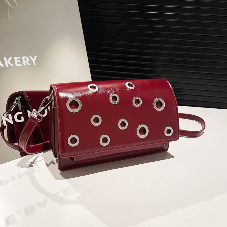 Autumn 2025 Womens Fashionable Mini Shoulder Bag Featuring Adjustable Strap and Secure Magnet Closure