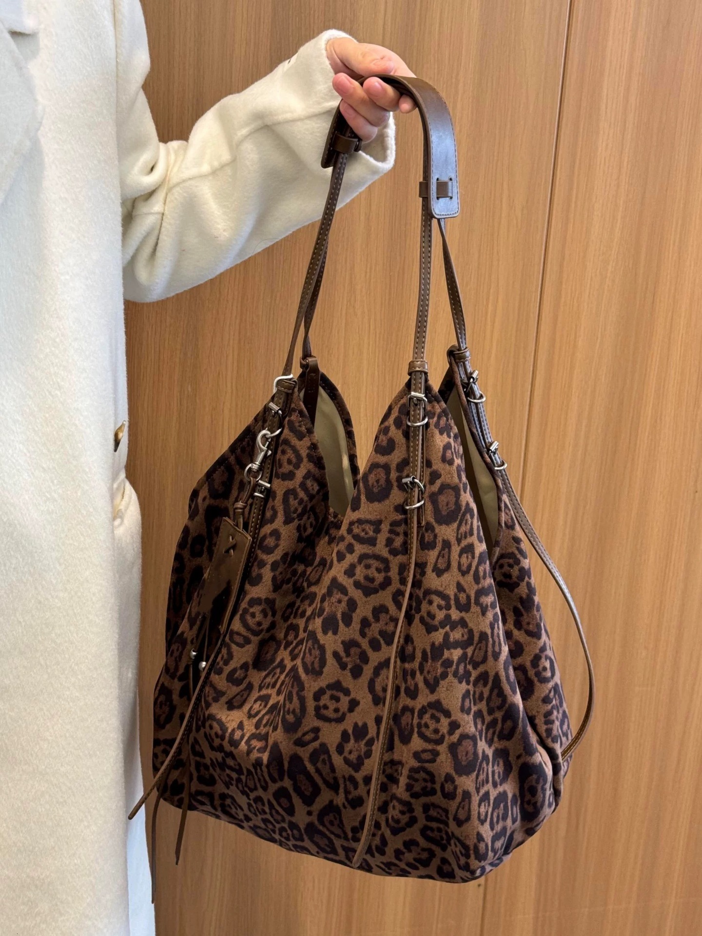 Retro leopard print women's handbag commuting bag 2025 designer's new shoulder bag