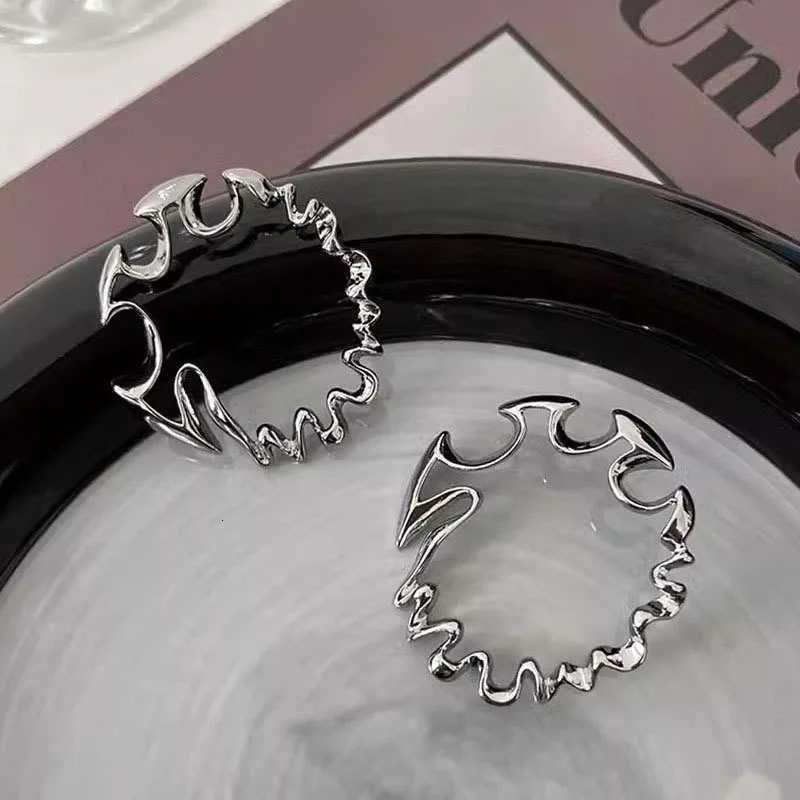 Fashion Metal Irregular Big Circle Hoop Earrings for Women Exaggerated Silver Color Twisted Personality Earrings Jewelry XJ250814