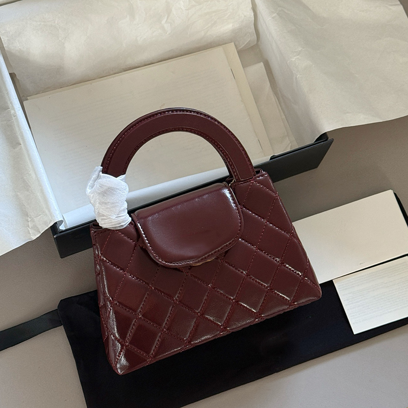 23K Designer Womens Oil Wax Leather Shoulder Bag Gold Hardware Metal Buckle Luxury Handbag Matelasse Chain Crossbody Makeup Bag Mobile Phone Bags