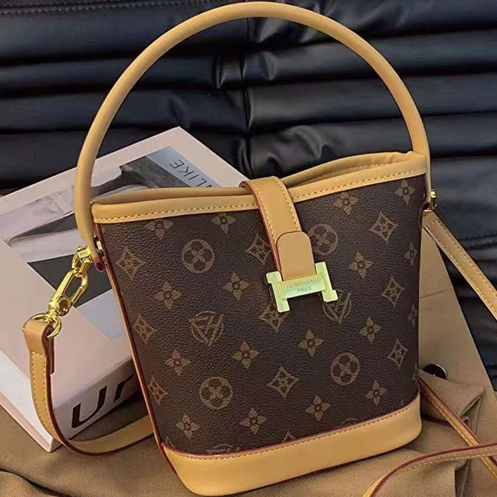 DHessentials Minimalist Bucket Bag - Stylish Shoulder Crossbody Bag for Women, Fashionable PVC Handbag (Beige)