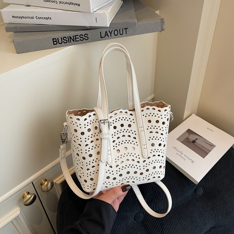 New 2025 Women's Designer Handbag, Free Shipping, High End Wave Hollow Flower Basket Bag Women's Shoulder Width Diagonal Small Bag Outdoor V