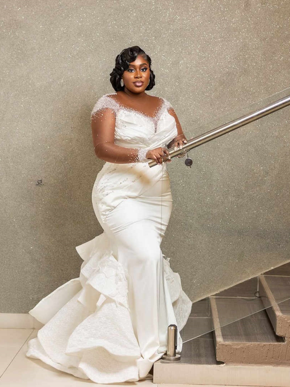 Plus Size Mermaid Wedding Dresses Appliques Pearls Long Sleeve Bride Dress Tiered Pleats Sweep Train Bridal Dress Customized