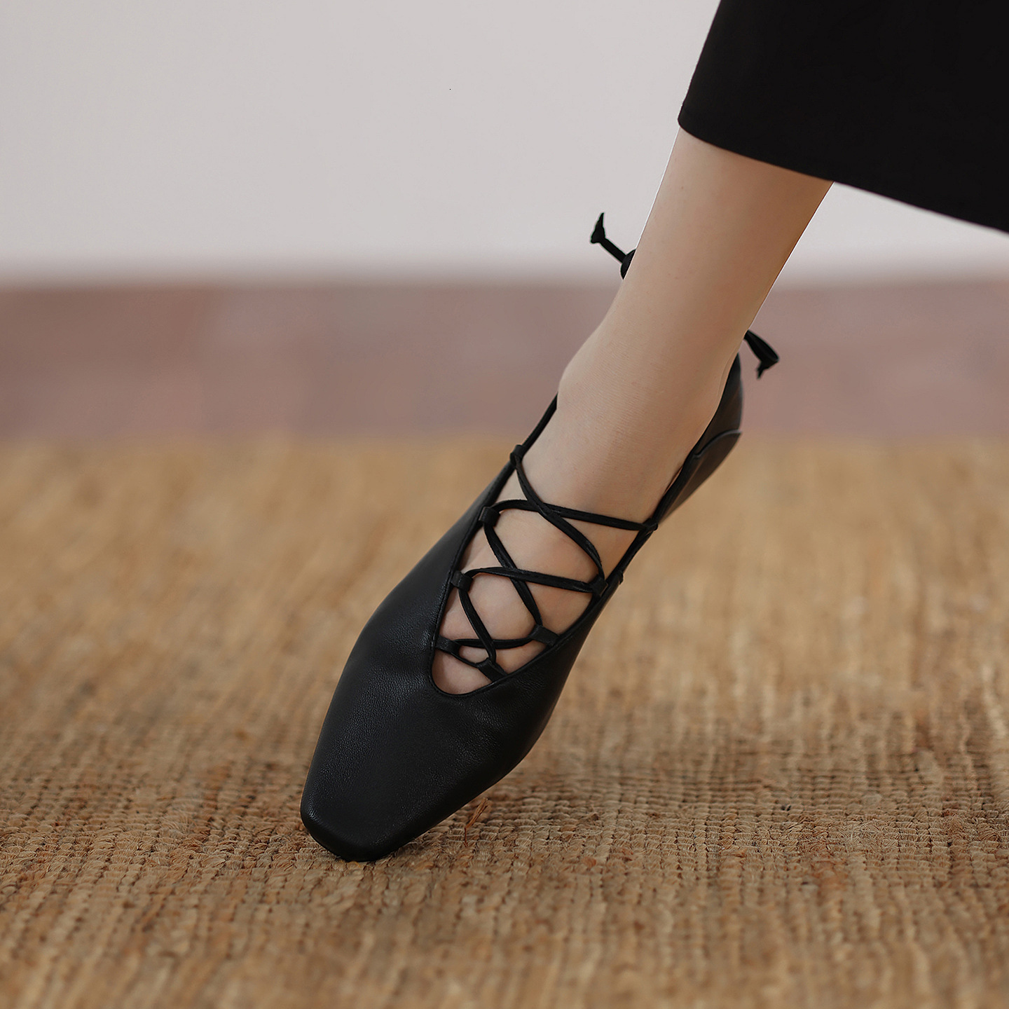 225 new designer retro ballet style cross strap small square toe V-shaped single shoe retro sheepskin mid heel women's shoes