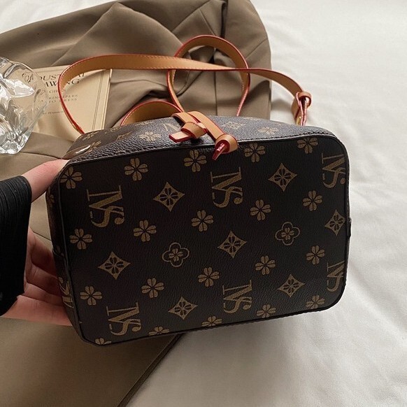 Designer Luxury Bag Bag Vintage Floral Print Letter Drawstring Bucket Bag 2025 New Fashion Niche Light Luxury Versatile Shoulder Crossbody Handbag