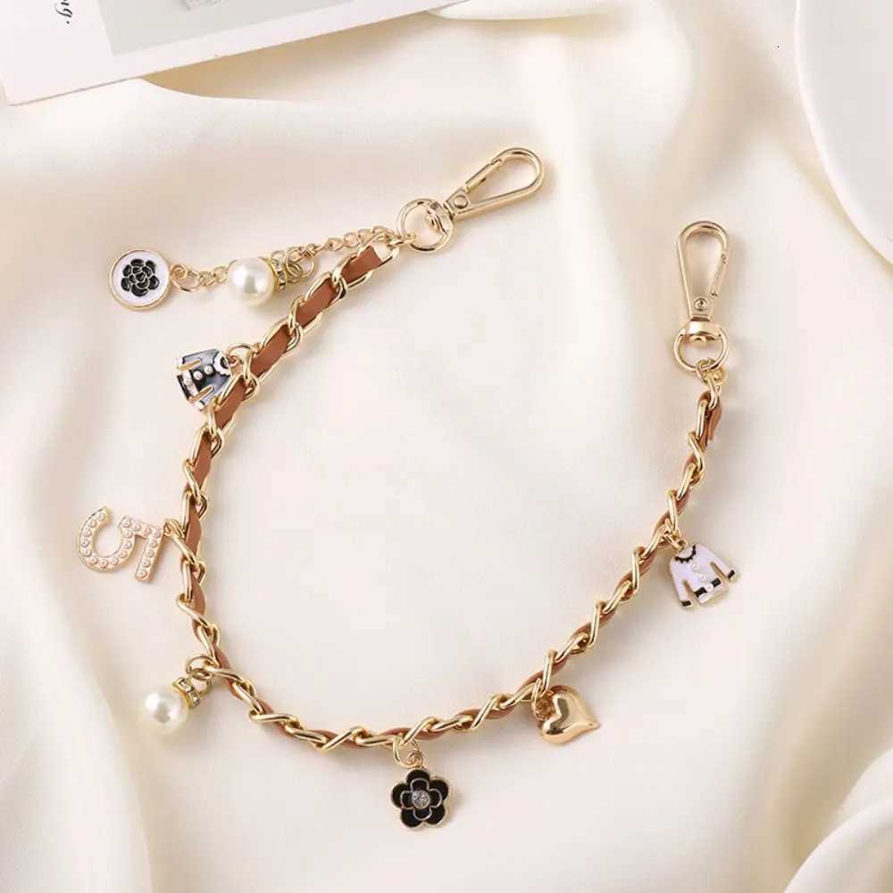 Mobile Phone Lanyard Pickup Carrying Chain Short Wrist Strap Style Universal Phone 5 Lipstick Strap Small Fragrant Wind Pendant Y250814