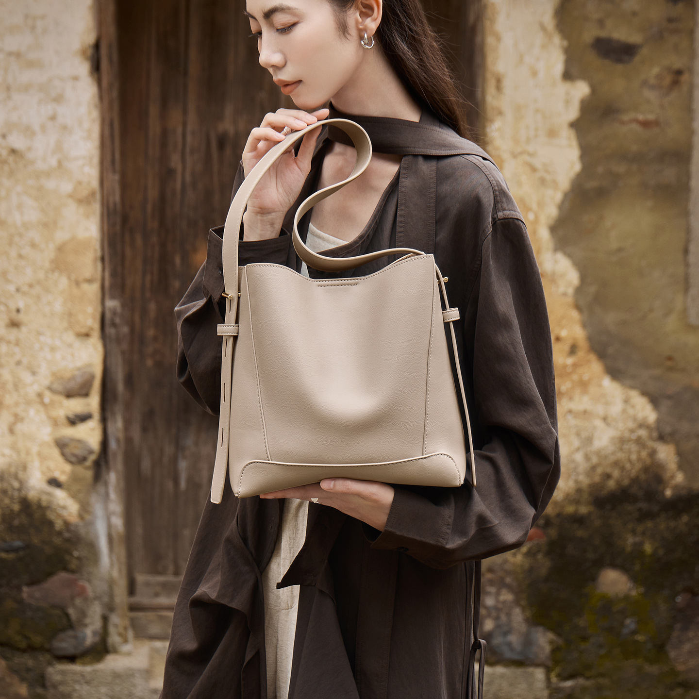 2025 new women's crossbody bag designer single shoulder large capacity commuting bucket bag