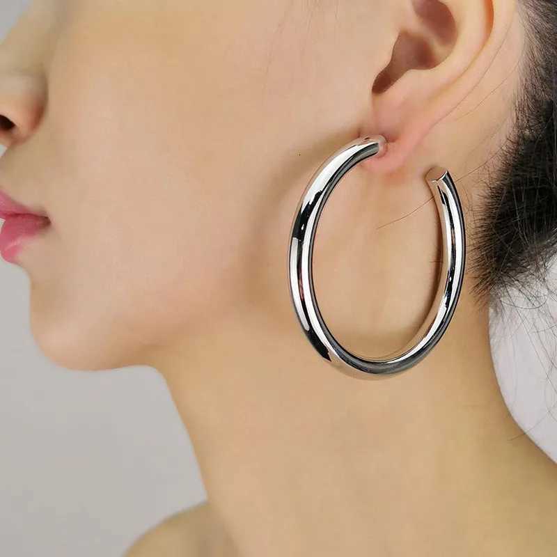 New Hollow Thick Loop Large Circle Hoop Earrings for Women Classic Gold Color Round Ring Piercing Earring Fashion Jewelry XJ250814