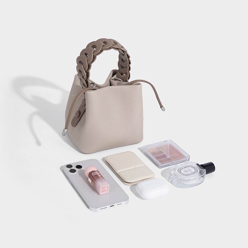 2025 new designer shoulder crossbody bag for women's niche commuting handbag