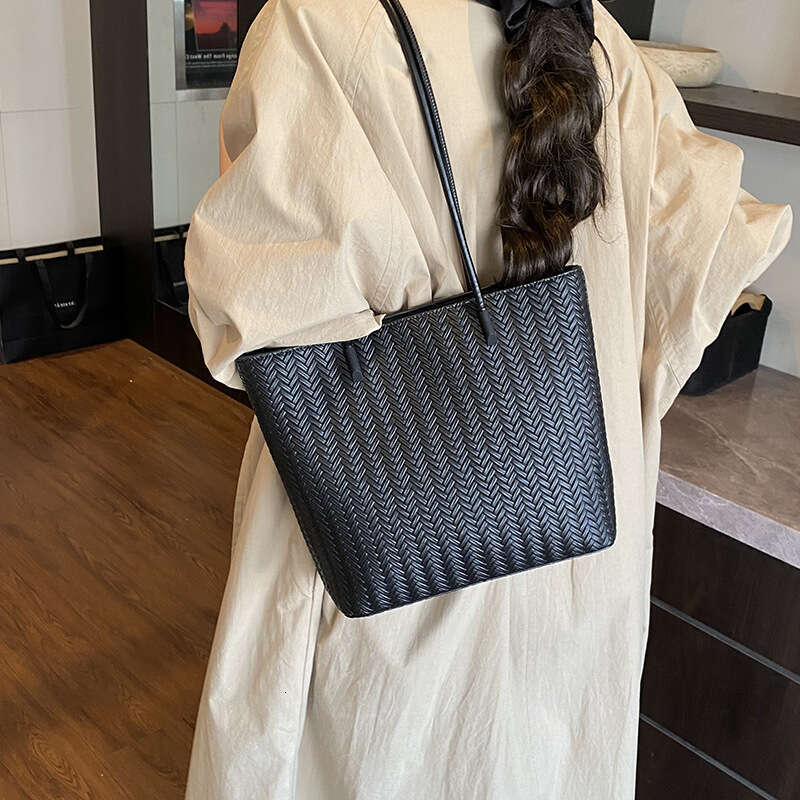 Korean Version Underarm Large Capacity Woven Tote for Women 2025 New Trendy Fashion Commuter Shoulder Bag