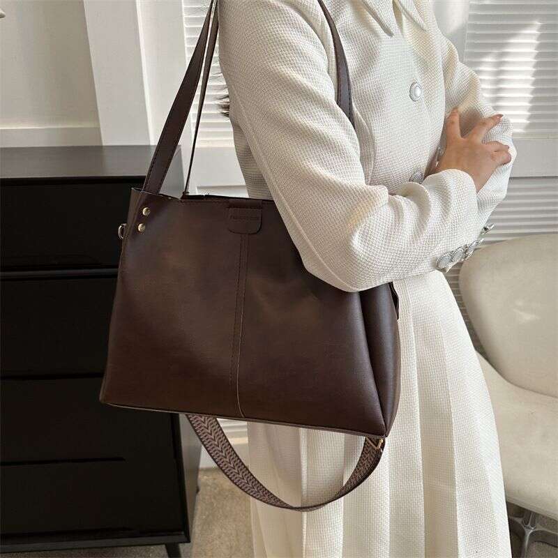 Capacity Commuting 2024 New Spring Texture Wide Strap Cross Shoulder Handheld Extra Large Bag