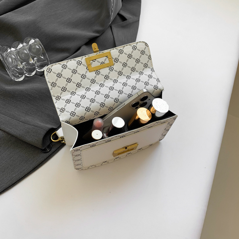 Luxury Brand Designer Bag Vintage Print Lock Buckle Simple Versatile Crossbody Bag Fashion Chain Casual Texture Commuter Crossbody Bag