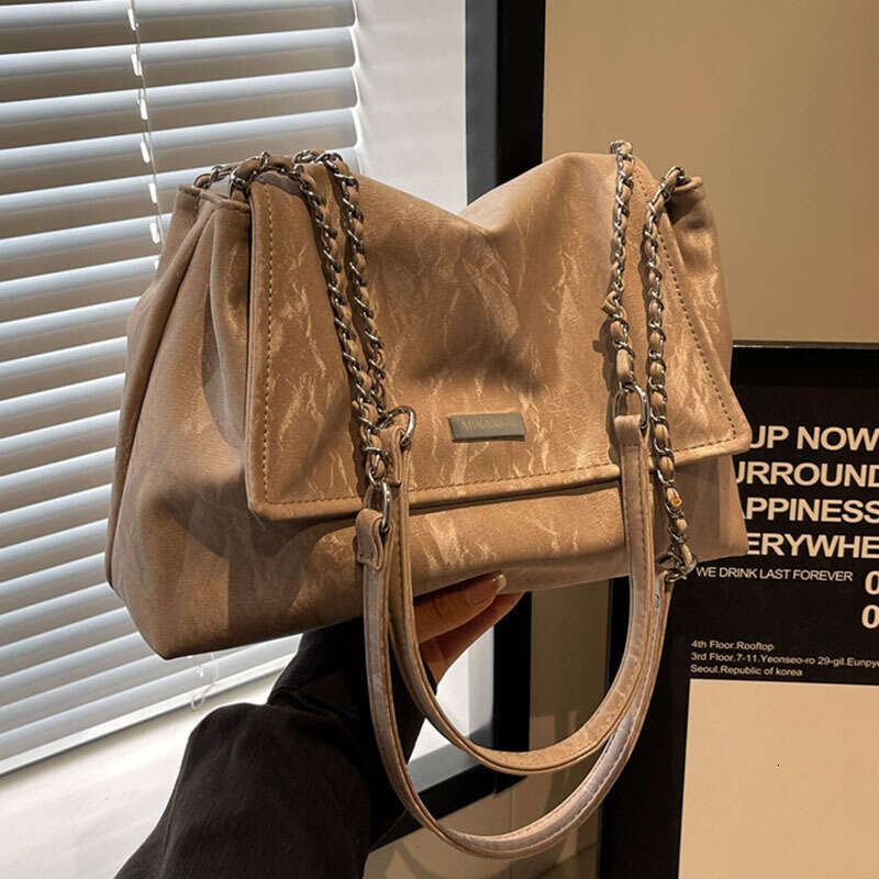 Korean version chain tote for women in 2024, new fashionable and versatile single shoulder crossbody bag, solid color