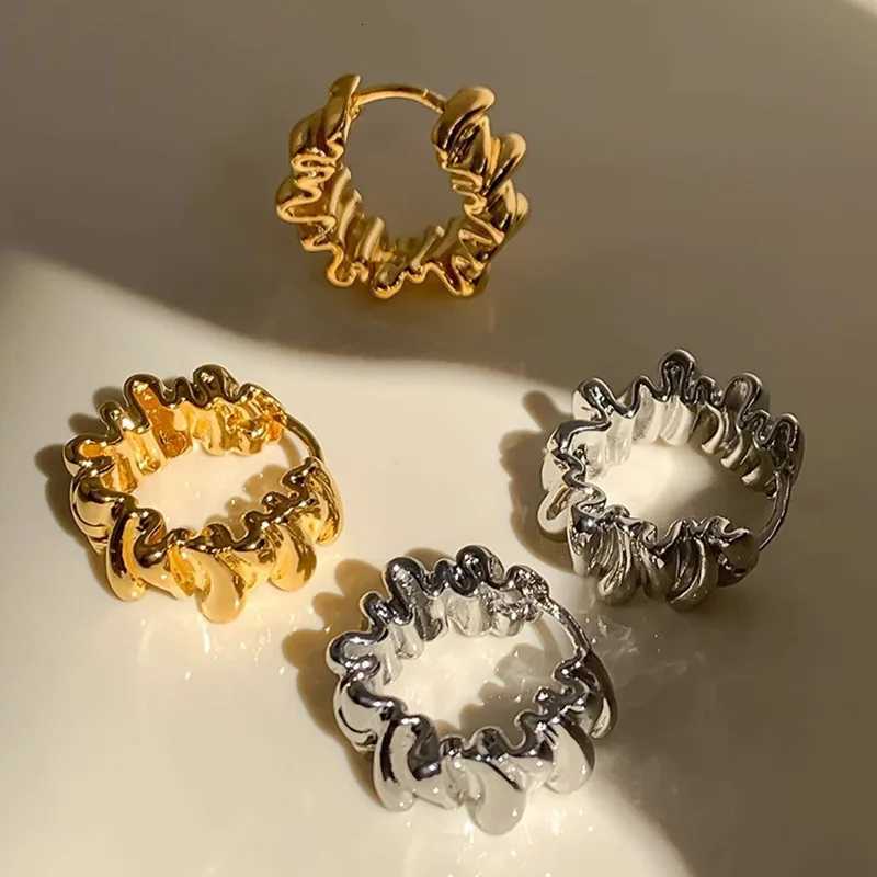Personality Irregular Wavy Metal Hoop Earrings for Women Vintage Charm Gold Color Ear Buckle Hip Hop Jewelry Accessories Gift XJ250814
