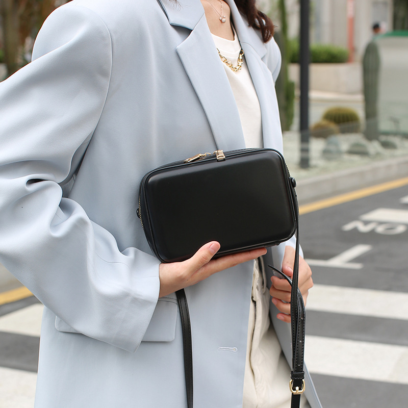 Design Textured for Women, Fashionable Versatile Simple Shoulder Crossbody Bag, Ins Style High-end Shell Small Square Bag