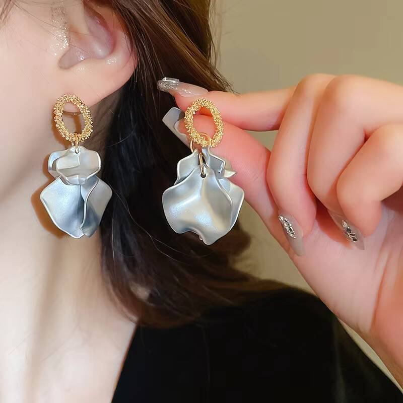 Women's Exaggerated Fashion Jewelry Sier Needle Floral Petal Acrylic Earrings