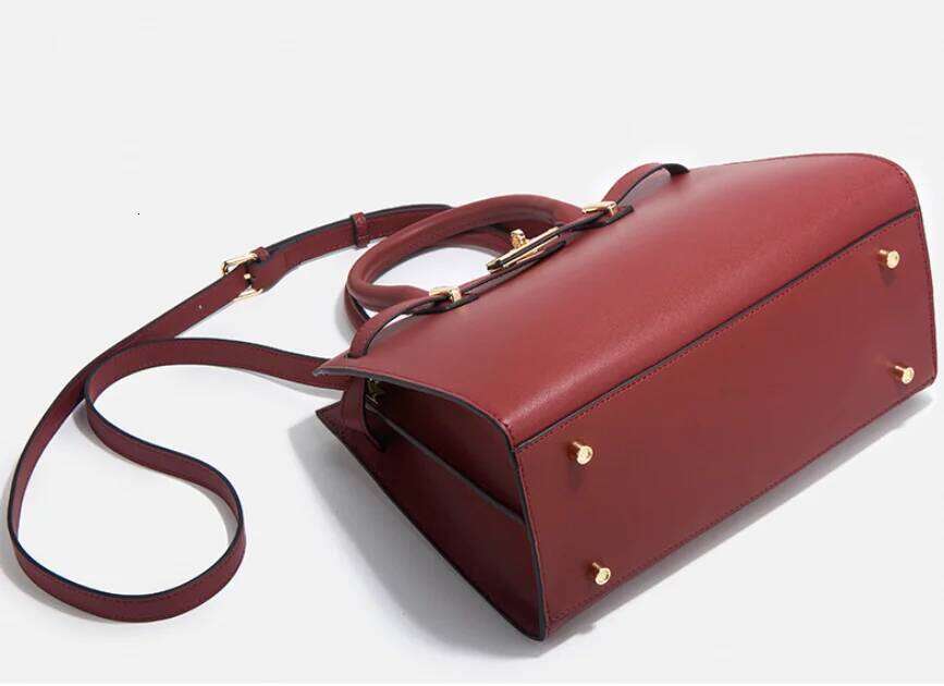 New Atmospheric Crossbody Handbag With Silk Scarf And Classic Satchel Style