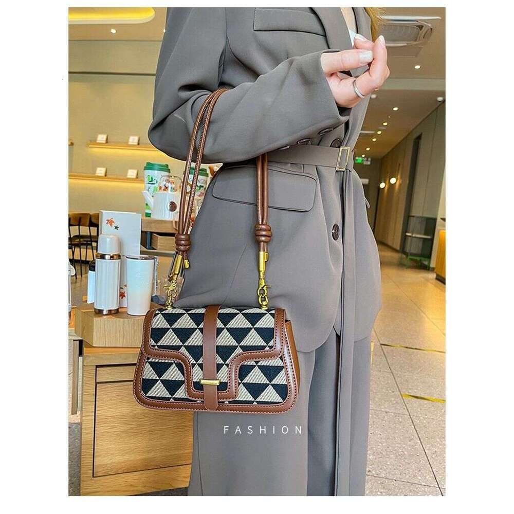 Underarm Women's 2023 New Crossbody Bag Retro Light High-end fashion versatile niche design shoulder bag