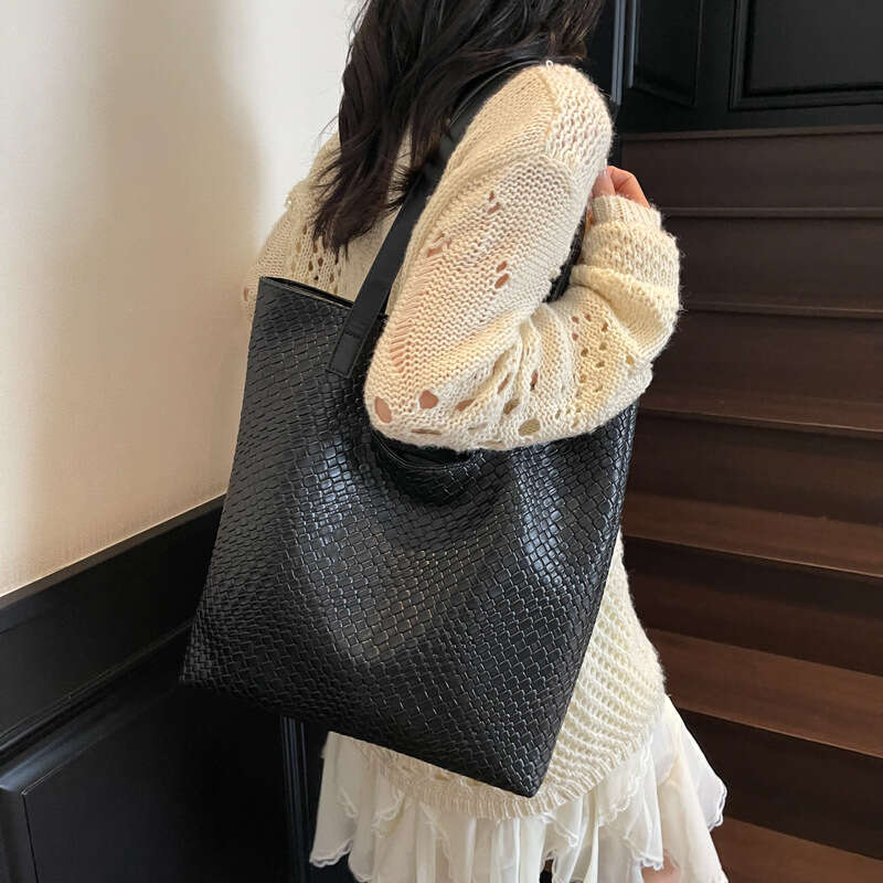 Large Capacity Bucket for Women 2025 New Underarm Casual Stylish Versatile Shoulder Commuter Tote Bag