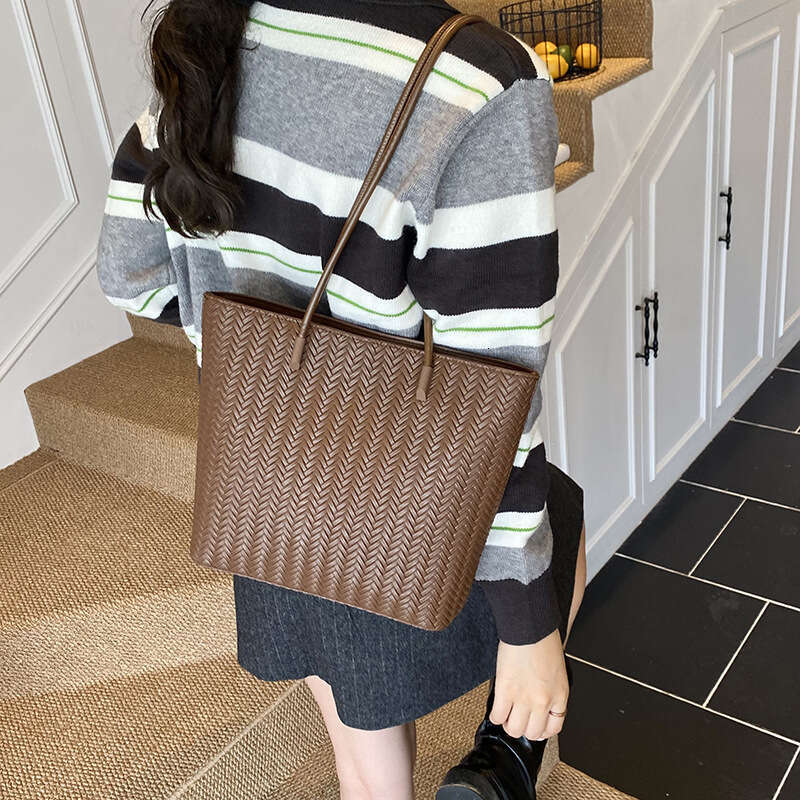 Korean Version Underarm Large Capacity Woven Tote for Women 2025 New Trendy Fashion Commuter Shoulder Bag
