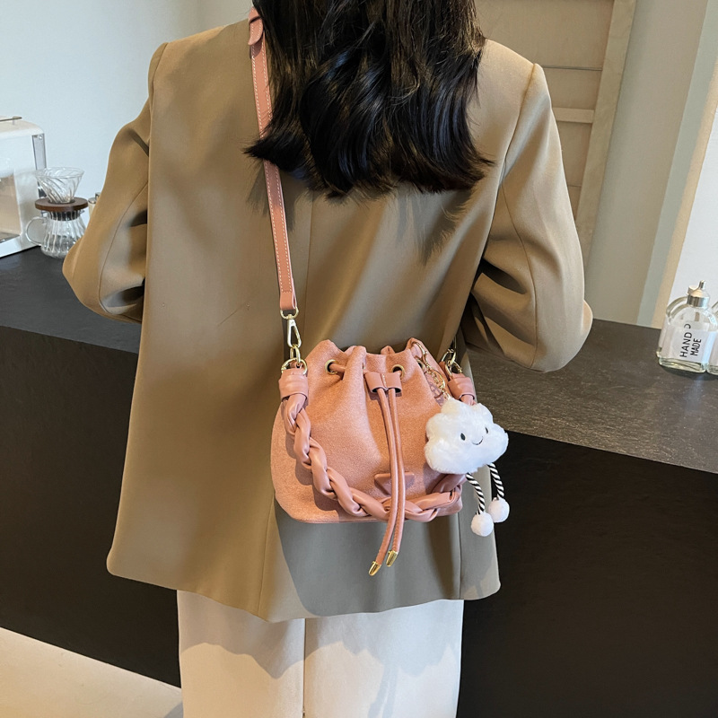 Trendy and niche fashion frosted drawstring design crossbody bag 2025 new style popular and versatile crossbody and hand - held bucket bag