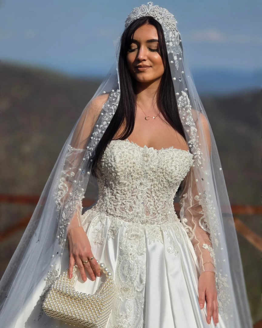 Elegant A Line Women Wedding Dress Strapless Sleeveless Bridal Gowns Appliques Pearls Beaded Sweep Train Dress Customized vestidos de novia