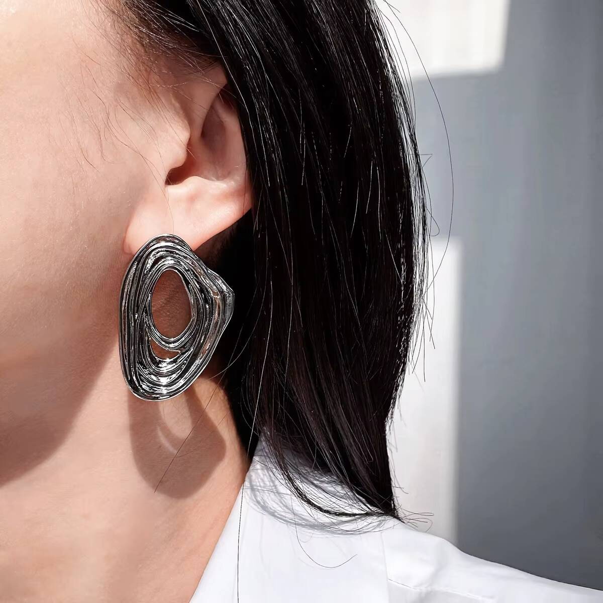 High-end Hand-carved Irregular Flowing Deep Swirl Exaggerated Wave-shaped Oval-shaped Earrings for Women