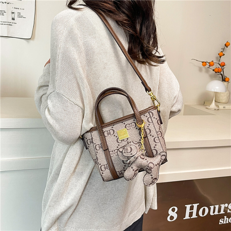 2025 New Women's Designer Fashion Basket Bag Women's Handbag High End Sense Single Shoulder Crossbody Bag Design High End Banquet Dress Bag 