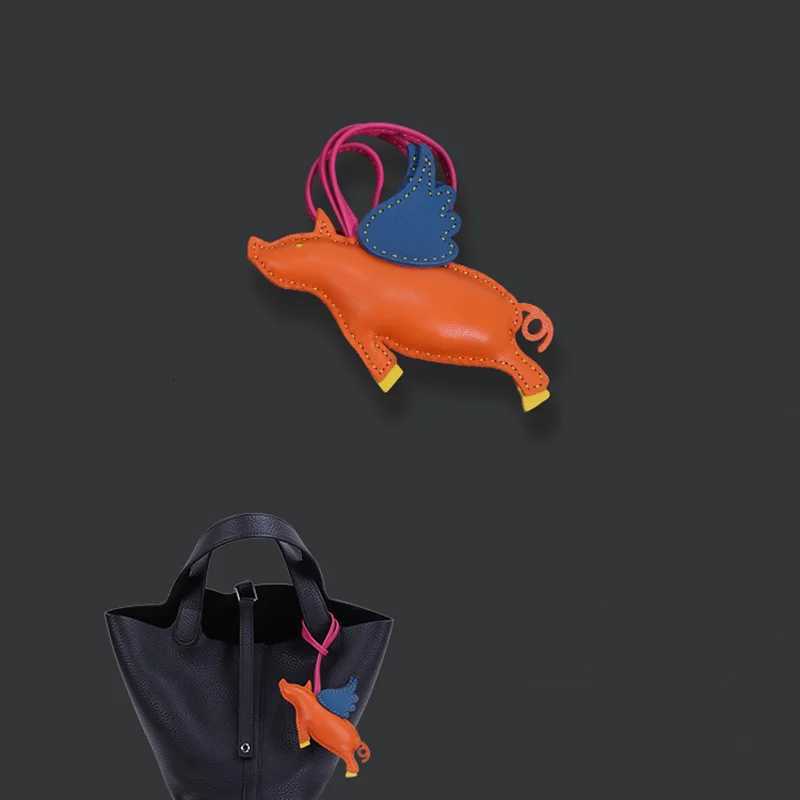 Flying Wing Pig Bag Pendant Handcraft Sewn Leather Bagpack Decoration Vintage Car Keychain Bag Pendant Hanging Ornament S250814