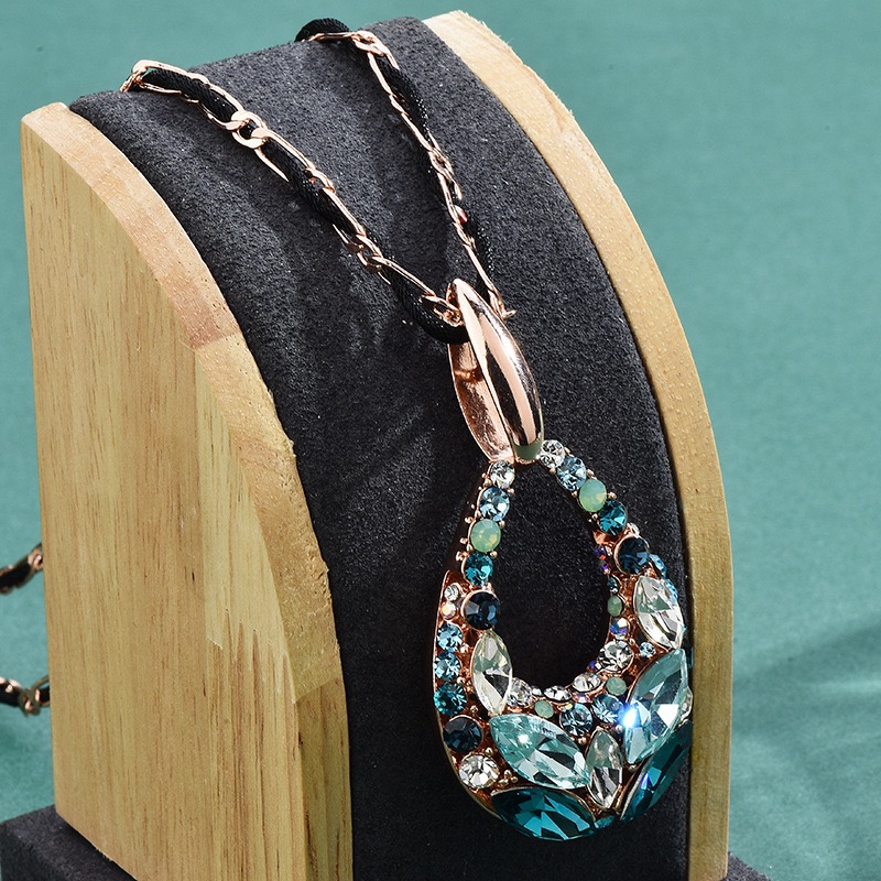 Crystal long sweater chain water droplet pendant, fashionable and versatile, women's autumn and winter high-end necklace with accessories