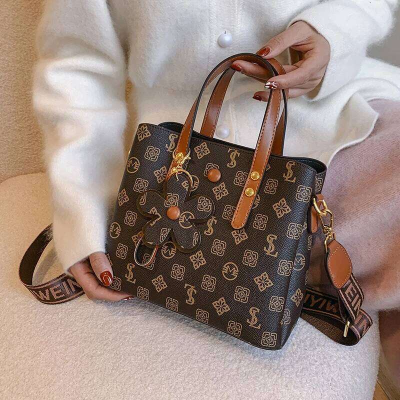 Designer Women S Crossbody Bag With Metal Decorations Premium Leather Shoulder Handbag Brand Ladies Tote Messenger