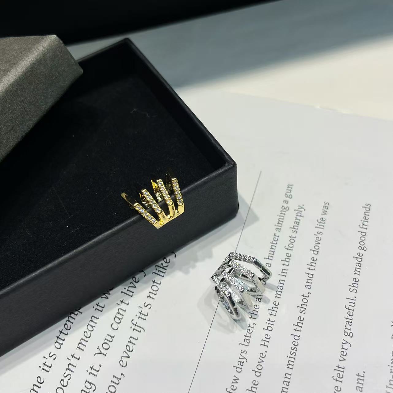 Sparkling Diamond Crown - Shaped Ear Cuffs, Light Luxury High - End Earrings for Non - Pierced Ears ver fade