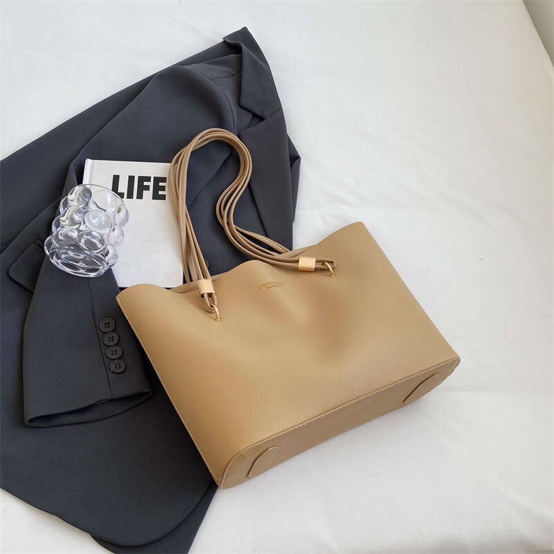 Internet Celebrity Trendy Commuter Crossbody Niche Handbag Single Shoulder Large Capacity Soft Leather Tote Bag