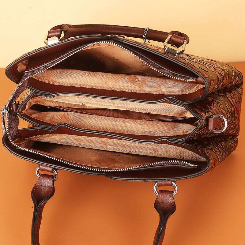 Handheld mother's 2024 new trend, light , large capacity bag, high-end feeling, middle-aged women's bag